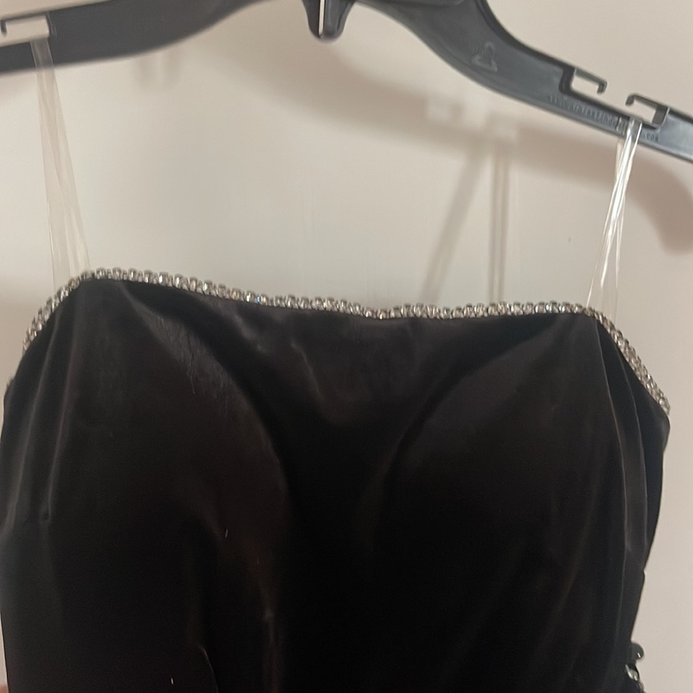 Black dress with rhinestone detail and gloves - Picture 4 of 4